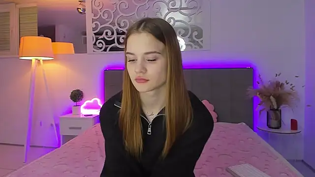 LuisaClover online show from December 2, 1:57 pm