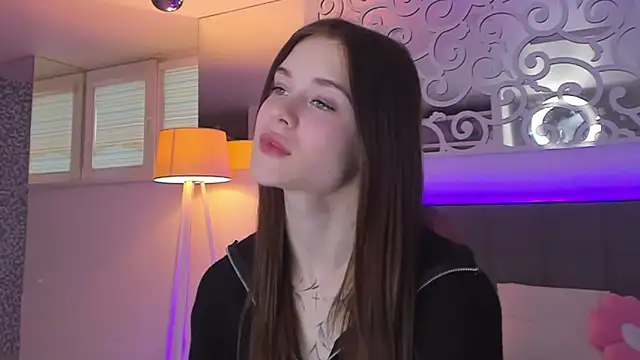 LuisaClover online show from February 26, 1:54 pm