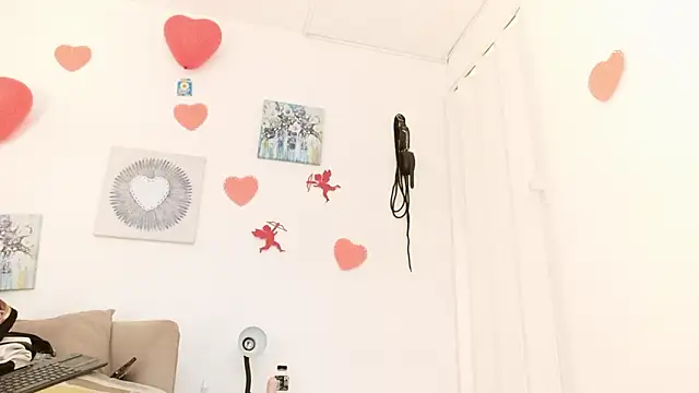 CarolineAikos online show from February 12, 1:35 pm