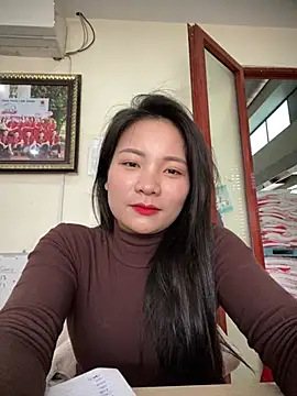 Bee Yellow00 online show from March 12, 8:50 am