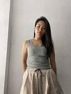 Bee Yellow00 online show from October 28, 4:57 pm