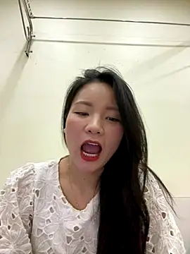 Bee Yellow00 online show from November 18, 4:46 am