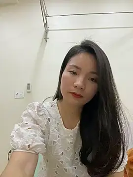 Bee Yellow00 online show from December 22, 5:43 am