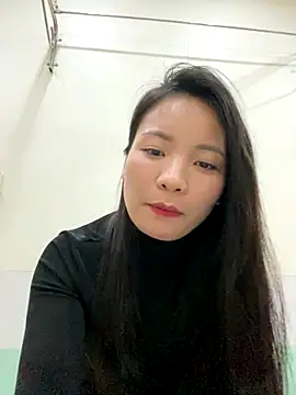 Bee Yellow00 online show from December 5, 4:45 am