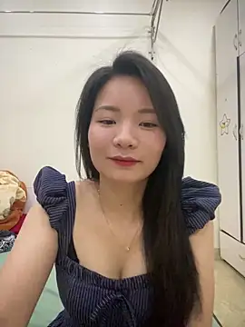 Bee Yellow00 online show from April 13, 4:47 am