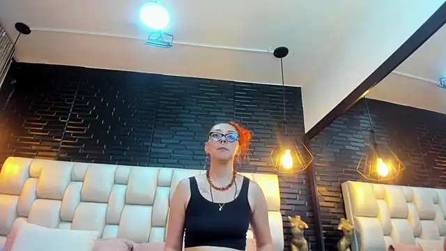 EmilyyRed online show from November 18, 10:11 pm