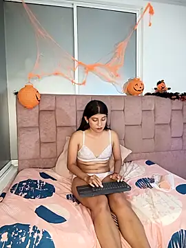 YeseniaRodriguez3 online show from October 25, 9:43 pm
