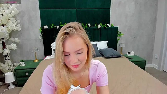 Melanie Ryer online show from November 14, 1:38 am