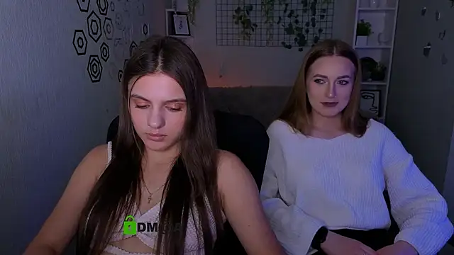 lisa dark  online show from May 29, 1:31 pm