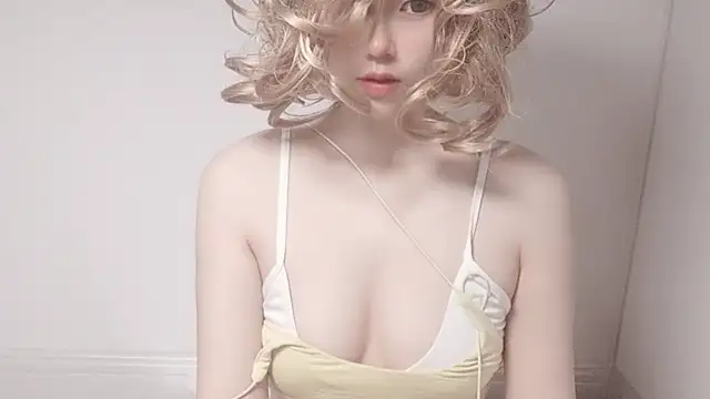 JuliaNoir online show from April 8, 1:24 pm