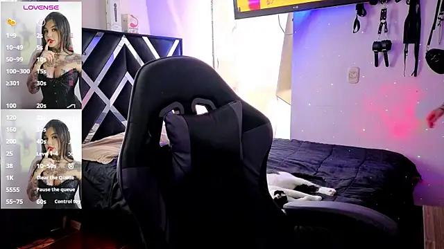 Zooee 01 online show from December 19, 9:18 pm