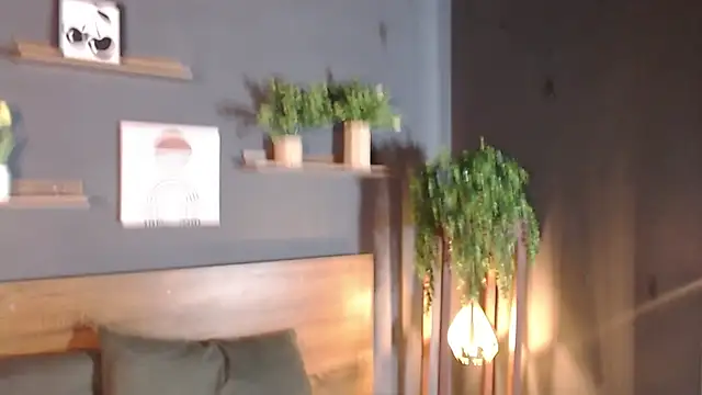 Elizabeth Roman online show from November 15, 9:16 pm