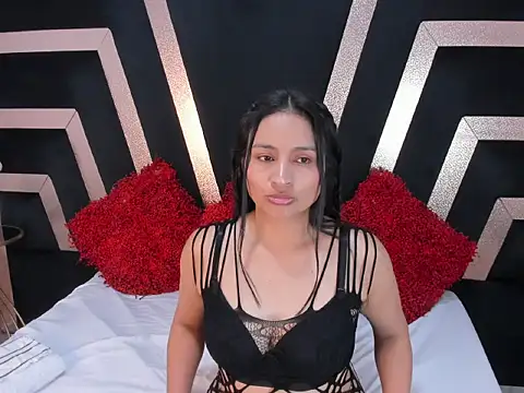 Laurie Bell  online show from November 4, 2:00 pm