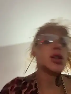 zowi101 online show from April 26, 7:17 am