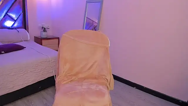 Kittyy patitas suaves online show from December 5, 8:25 am