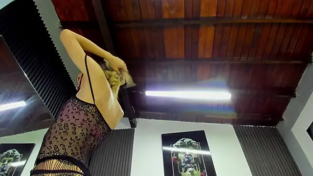 Caitlyn-Joness  online show from April 6, 10:00 pm