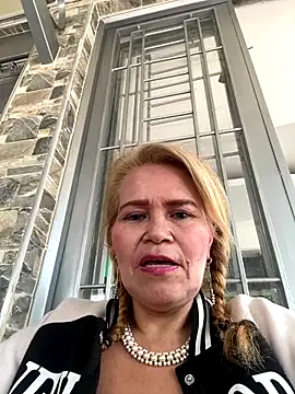 dirty-mother34 online show from November 30, 8:24 pm