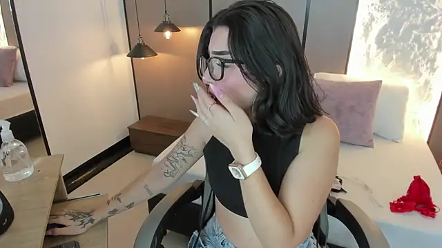 coral rosse  online show from November 24, 8:33 pm