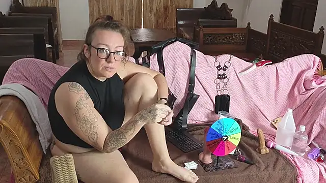 JadeStarUK online show from December 15, 1:44 am