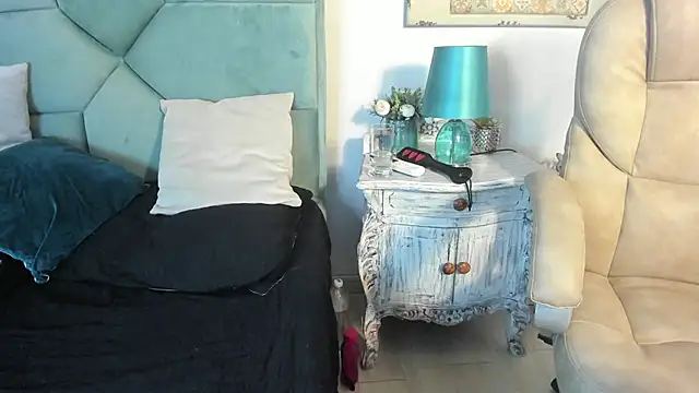 Madame Rouge  online show from November 28, 7:50 pm