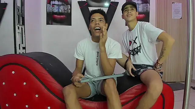 WHITHET BOYS online show from November 13, 3:22 pm