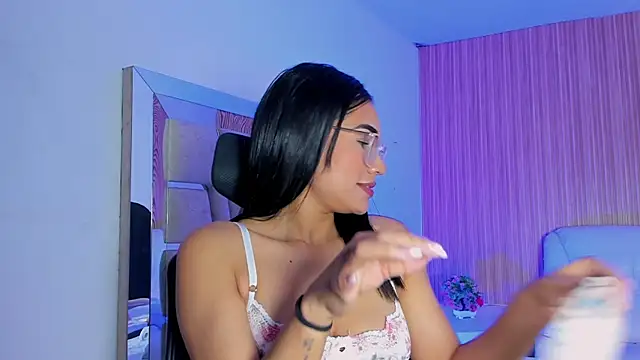 katemooss  online show from November 16, 1:11 pm