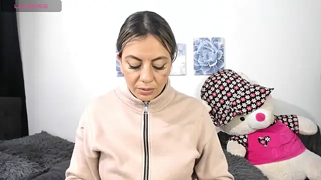 ariannawil online show from June 2, 5:41 am