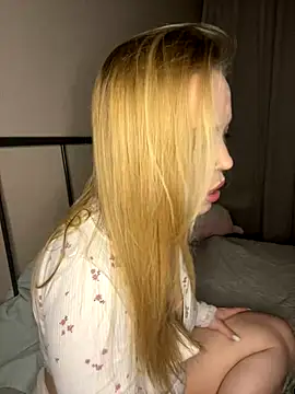 MilaHester online show from November 28, 4:32 pm