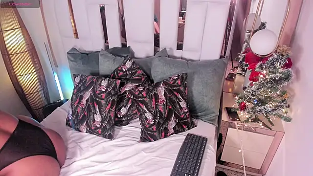 miadraven online show from December 1, 9:39 pm