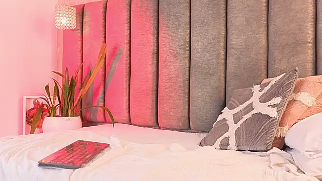 Tania Diaz  online show from April 8, 8:55 pm