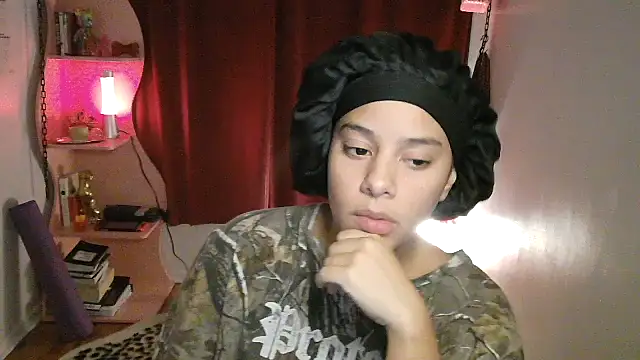 PrettyLittleProblem online show from November 19, 12:32 am