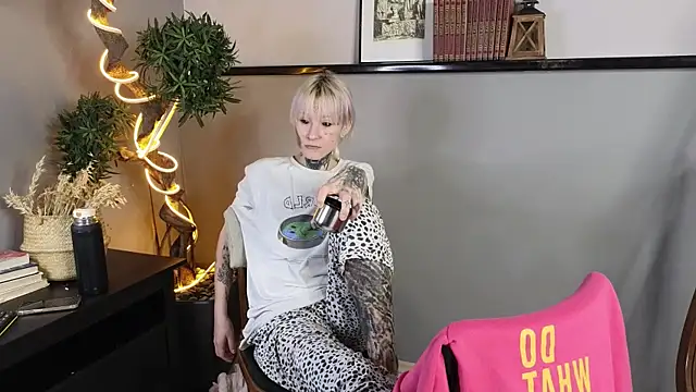 IsauraGarratt online show from November 15, 12:39 pm