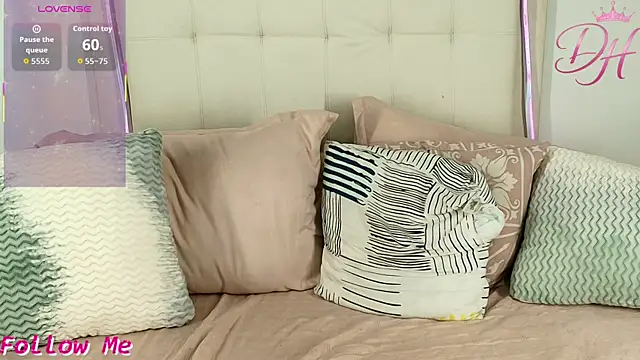 Daphne Hills online show from April 12, 7:05 pm