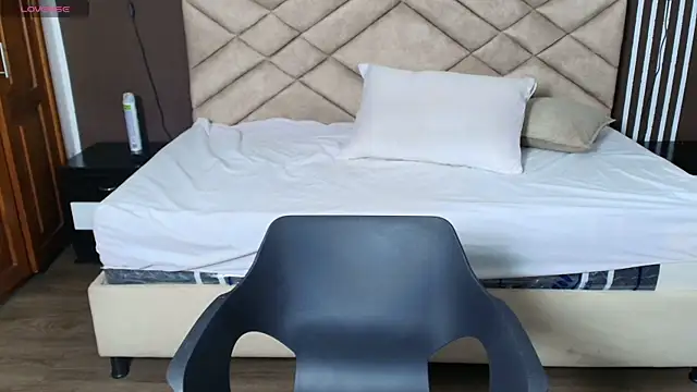 Laracooper  online show from November 28, 7:17 pm