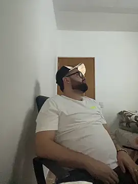 julianlondo111 online show from March 7, 7:15 am