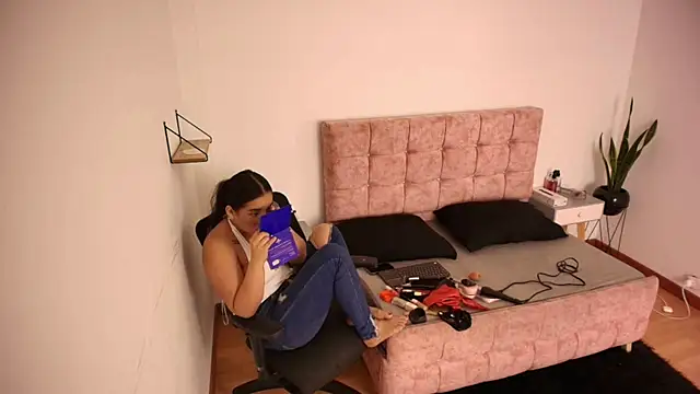 Lucy Carson online show from November 18, 1:12 pm