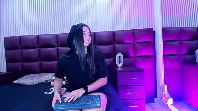 VictoriaSaenz1  online show from December 1, 12:15 am