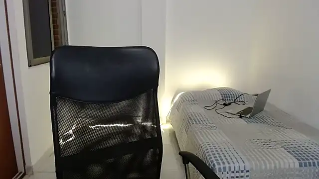 Annie Cervantez online show from April 28, 4:05 am