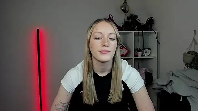 EvelynBlond online show from April 9, 12:32 pm