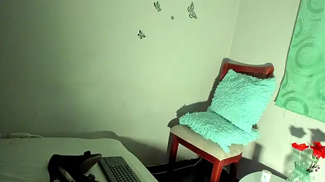 tiffanystorms- online show from December 5, 9:32 am