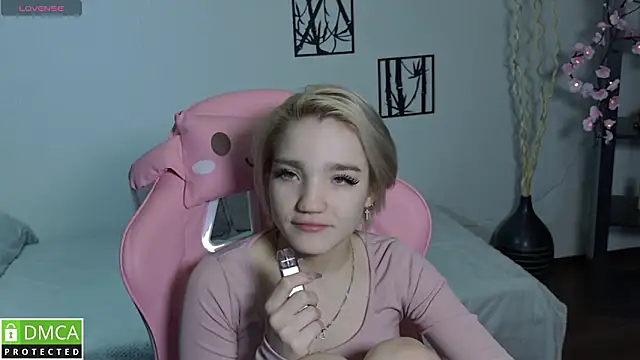 Megan Lora online show from January 17, 1:02 am