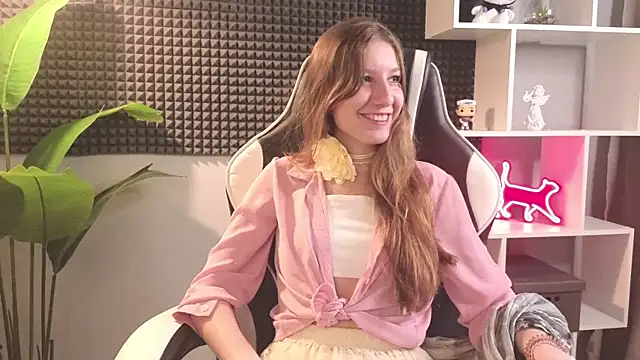 HazeLuneth online show from February 12, 8:38 am