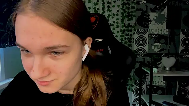 helgicuteness online show from February 15, 11:42 am