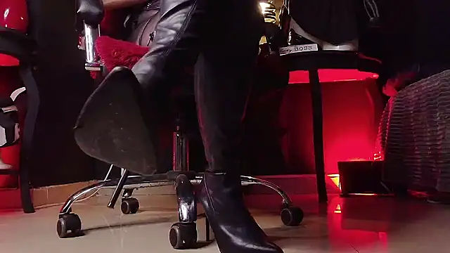 MillyWhrite online show from December 20, 6:56 pm