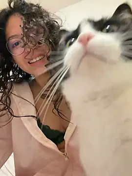 Alicatcua  online show from February 6, 3:10 am