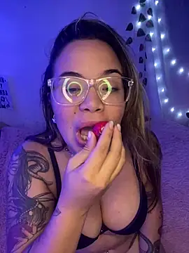 Lindalatina2001 online show from April 7, 7:05 pm