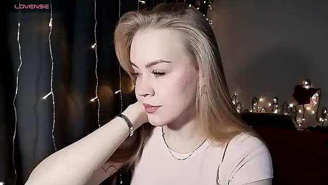 LunaPeony online show from December 22, 7:33 am