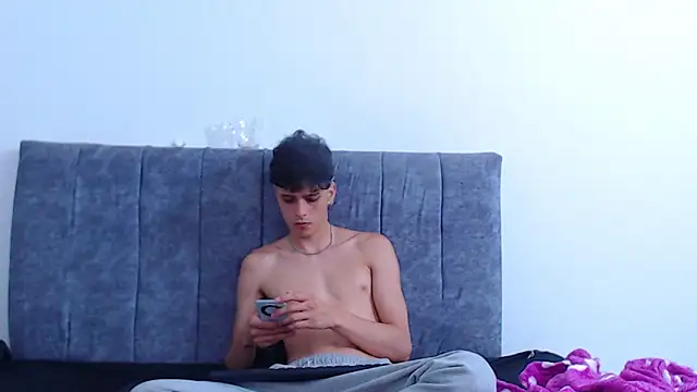 hottie couplee online show from March 11, 5:00 am