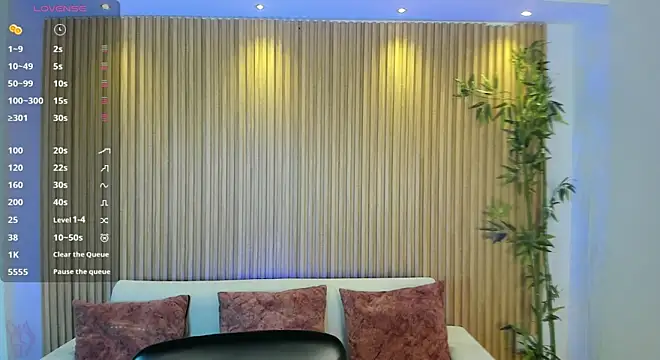 TiffanyHoustton online show from April 11, 12:42 pm