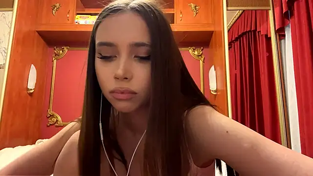 LauraMystiq online show from February 3, 2:11 pm